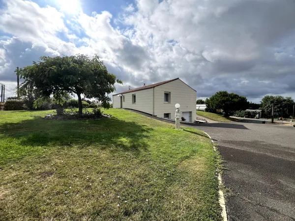 MAISON SPACIEUSE AVEC PISCINE CHAUFFEE A 2 KMS DES PLAGES DE LONGEVILLE SUR MER