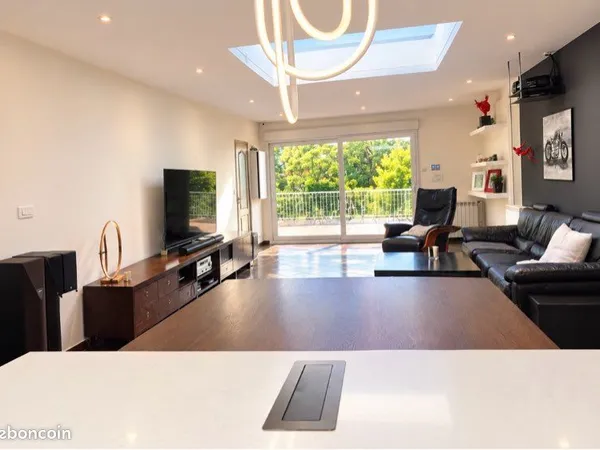 Maison style loft avec dépendances
