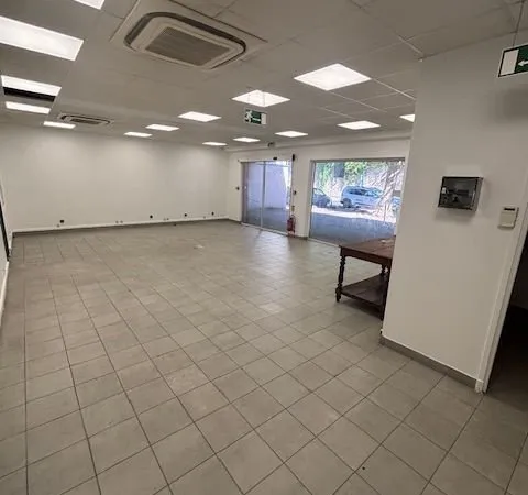 Local 126 m² ST MAURICE