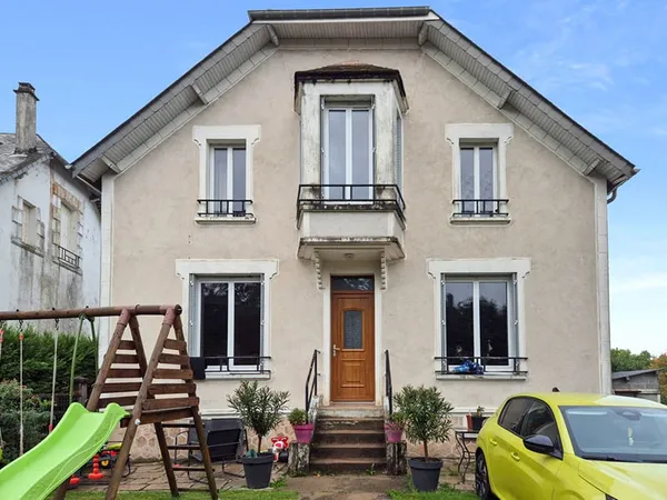 CORRÈZE. BUGEAT. Maison économe en énergie comprenant 4 chambres, un sous-sol et 2 petites dépendanc