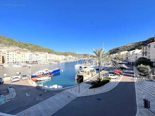 Appartement sur le port de Bonifacio dans un bel immeuble avec copropriété