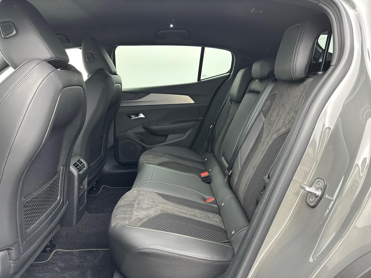 Peugeot 408 hybrid 145 e-dcs6 gt — photo 13