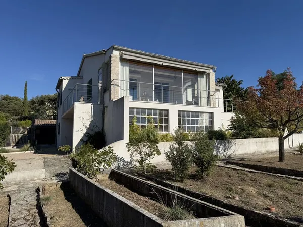 Maison avec vue dégagée et nombreuses dépendances