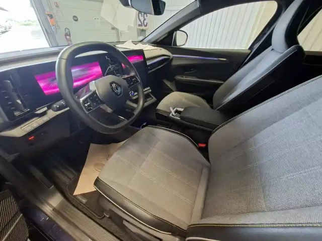 Renault Megane e-tech ev60 220 ch super charge — photo 10