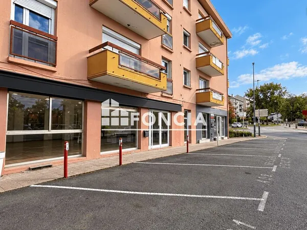 Local commercial idéal pour bureaux, cabinet professionnel, snacking avec deux grandes cave pour sto