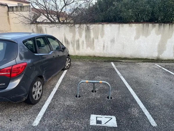 2 places de parking extérieure - idéalement située - avenue Joseph Raynaud (83140)