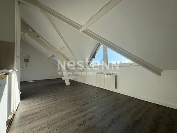 Nestenn Igny - Studio lumineux 25m² à Igny Bourg - Dernier étage, parking + cave, proche gare d'Igny
