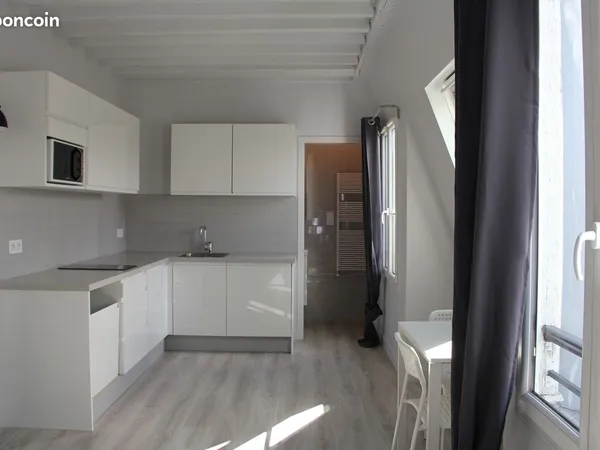 Studio dernier étage ascenseur vue dégagée Parc Monceau