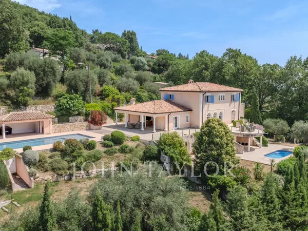 Élégante villa bénéficiant d'une vue panoramique, à seulement 2