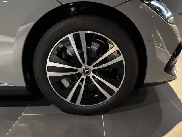 Mercedes Eqe 300 — photo 58