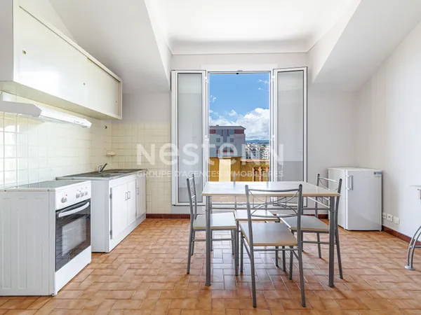 À vendre : Dernier étage avec vue dégagée appartement 2 pièces à Nice -