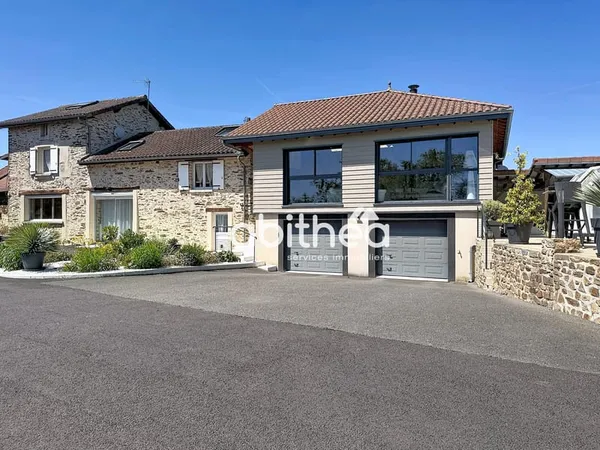 Bel ensemble immobilier de 220 m2 en pierres, à St Maurice l