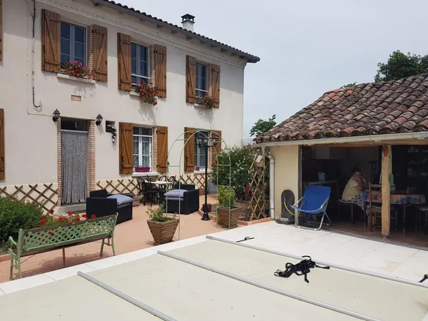 Maison de village avec jardin et piscine