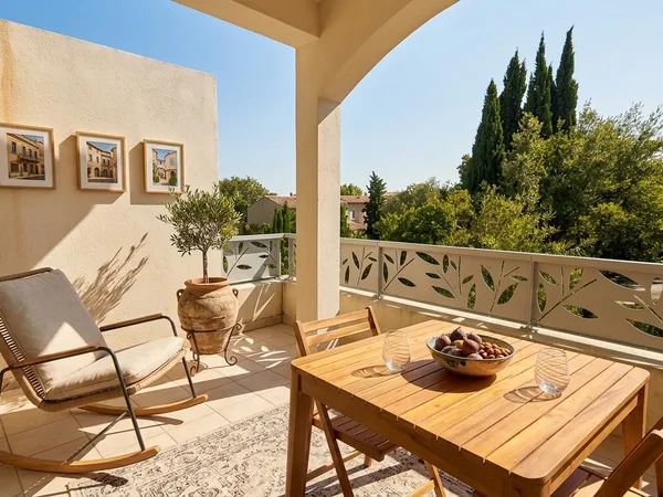 APPARTEMENT AVEC TERRASSE, PARKING ET PISCINE