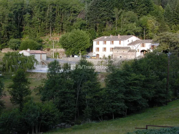 Propriete avec plusieurs maisons sur 3,7 hectares
