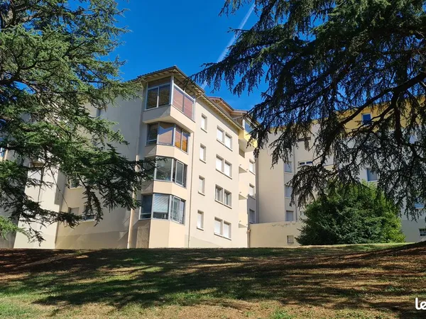 Très bel appartement T3 - 72 m2 - Loggia, box et parking privatif - parc arboré Rive de Gier