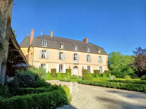 BOURGOGNE - Élégant château et ses dépendances sur un joli parc