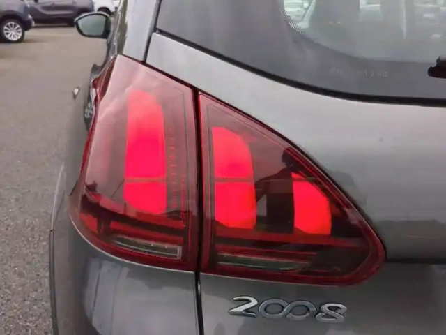 Peugeot 2008 1.2 puretech 110ch s&amp;s bvm5 — photo 8