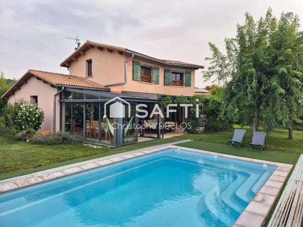 Maison avec jardin, piscine, terrasse et garage.