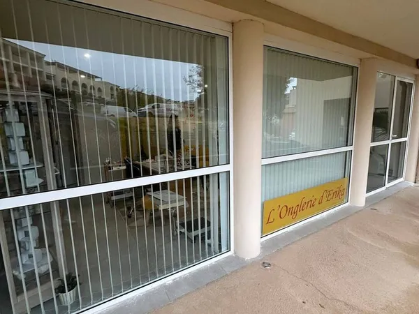 Local commercial 1 pièce 57 m²