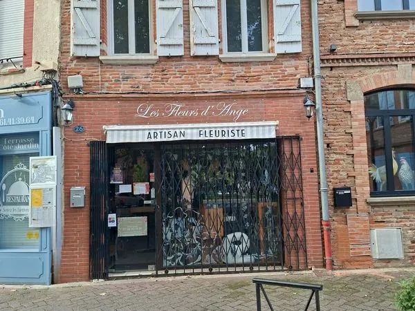 Local commercial + maison / place de l'église. Magasin de fleurs à reprendre