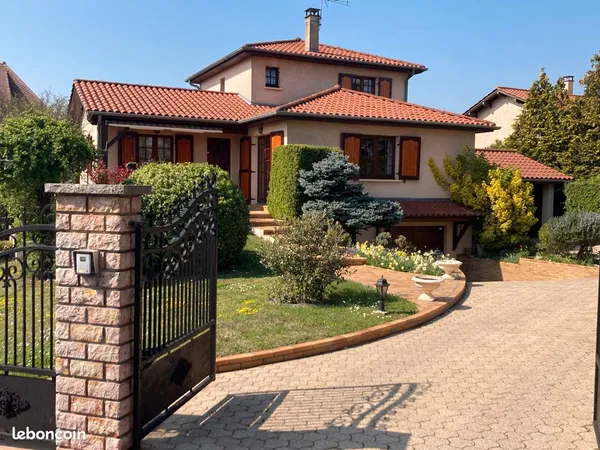 Maison familiale avec cheminée - 4 chambres - 2 terrasses - Grand sous-sol - Terrain 804 m2 - Quarti