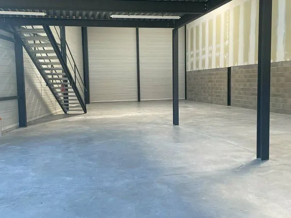Local d'activité 240 m²