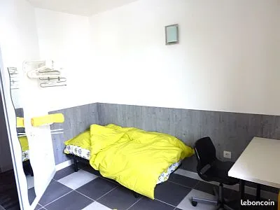 Chambre meublée 9 m2 Saint Denis (avec un coin cuisine)