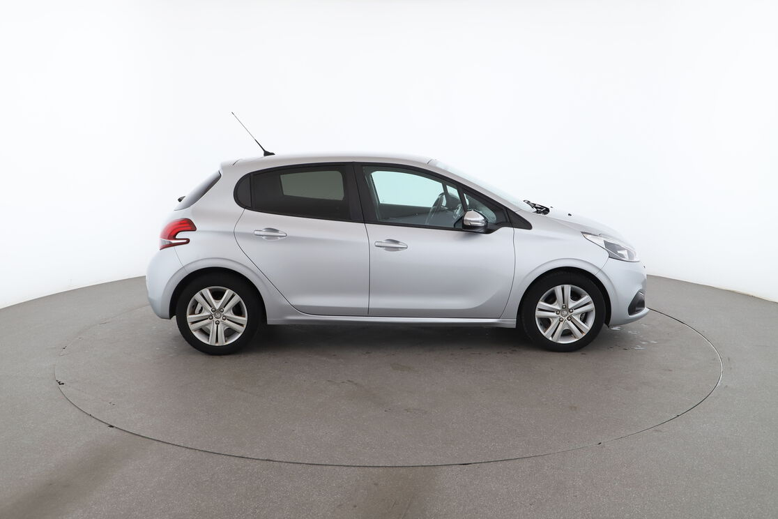Peugeot 208 1.6 Blue-HDi Style — photo 6