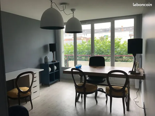 Grand bureau privatif meublé de 22,75 m² avec balcon - Lucé centre - 470 CC/mois
