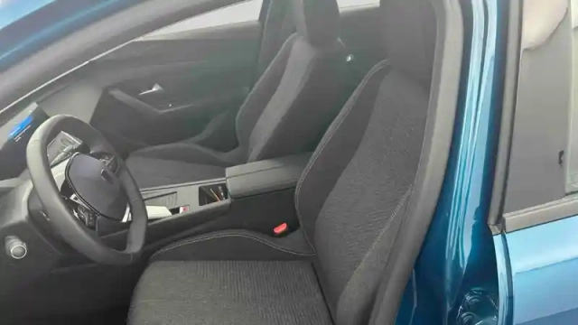 Peugeot 308 hybrid 145 e-dcs6 — photo 11