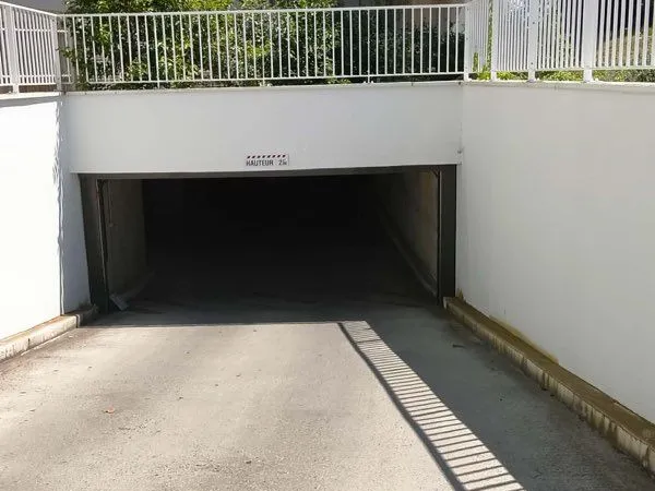 Place parking couvert Bagatelle 90/mois