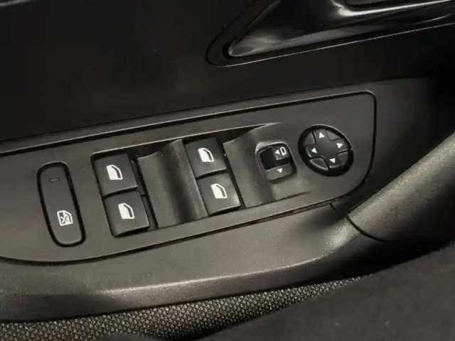 Peugeot 2008 e- 136ch style — photo 10