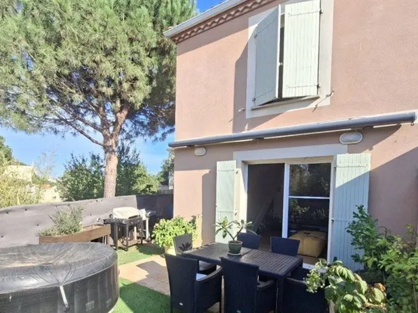 Maison avec panneaux solaires