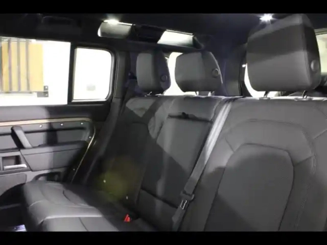 Land Rover Defender 110 2.0 p300e phev x-dynamic se — photo 34