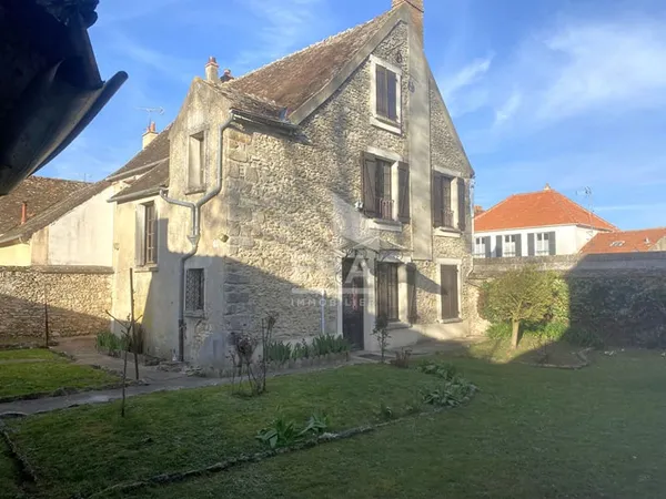 Maison de caractère avec vue exceptionnelle sur la Collégiale à Champeaux