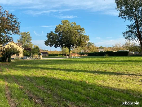 Terrain constructible 3710 m² divisible/ projet près de SARLAT/ viabilisé