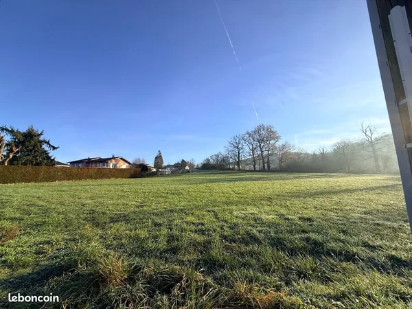 Terrain Rare à la vente : plat de 700 m² - Partiellement viabilisé et idéalement situé