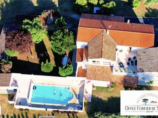 Propriété comprenant une maison principale d'habitation et 3 g