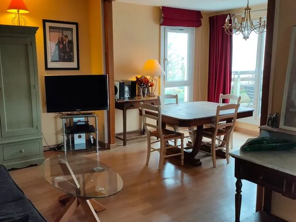 GRANDE CHAMBRE DANS COLOCATION A 2 • Terrasse • Parking • 615 + 130 TOUT COMPRIS