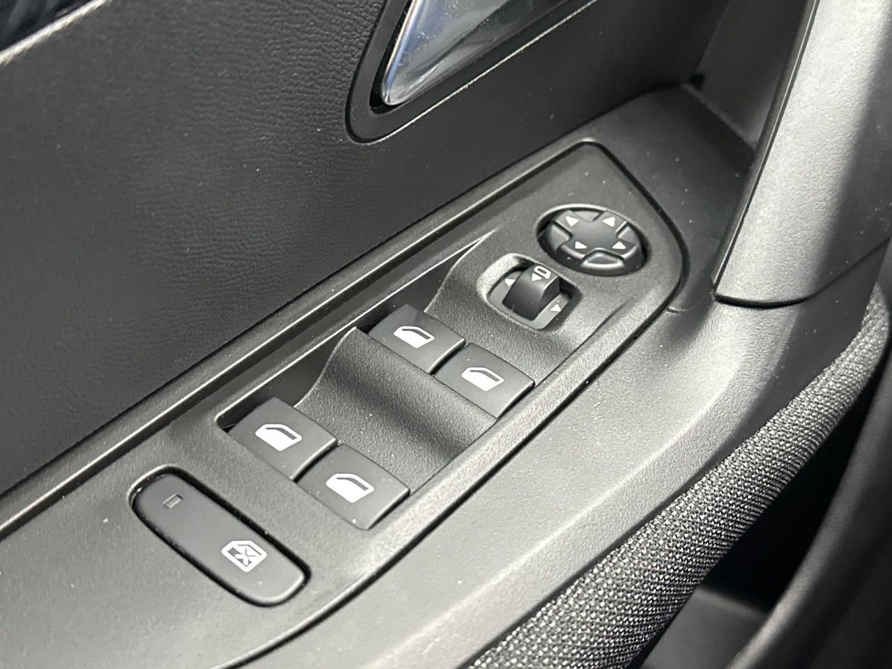 Peugeot 2008 hybrid 136 e-dcs6 style — photo 15