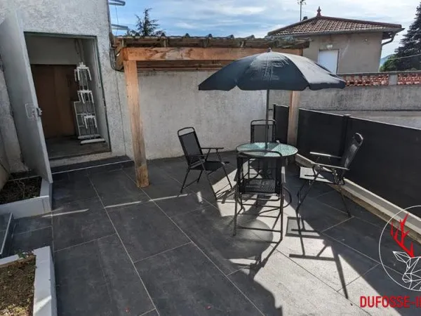 Maison individuelle rénovée avec terrasse