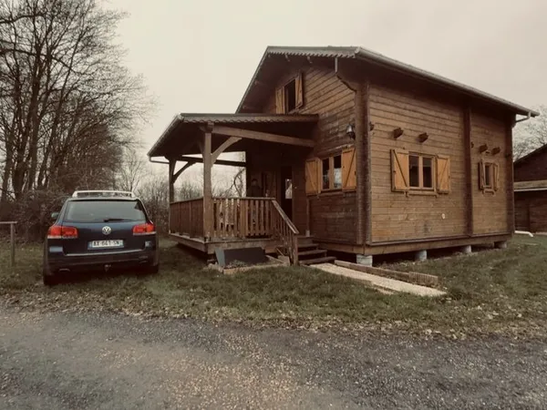 Description : Chalet en bois avec garage.