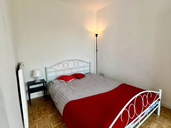 Colocation 3 Chambres meublées dans un appartement tout équipées. Tram, Parking et local vélo privé 
