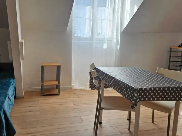 Studio meublé charges comprises