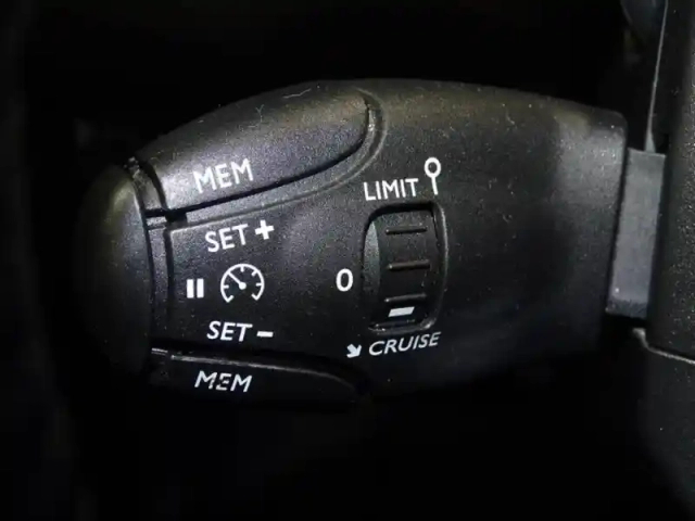 Peugeot 208 e- 136ch style — photo 15