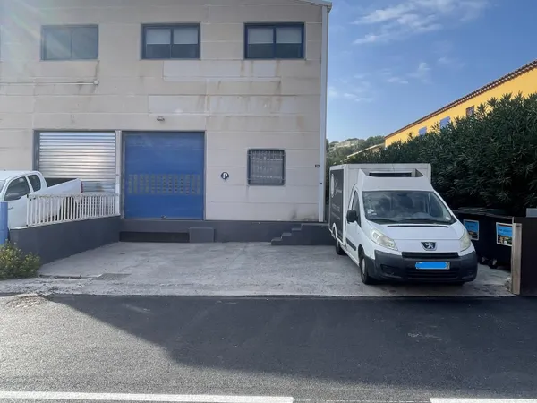 LOCAL COMMERCIAL 130 M² + APPARTEMENT 104 M². ANNÉE 2001