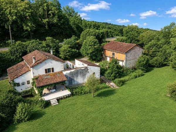 Une Propriété d'Exception au Bord de la Rivière avec de Superbes Vues, à Proximité de l'un des Plus 