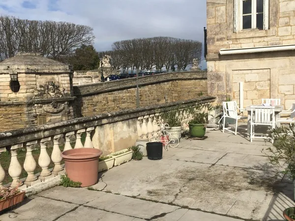 Loue duplex meublé 150m² - 3 chambres, grande terrasse et patio, dans l'Ecusson, vue Peyrou