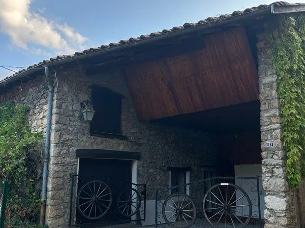 Maison en pierre avec dépendance et très jolie jardin